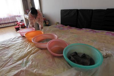 交口楼上漏水，住户失联，小区没物管，业主维权难！律师来支招……